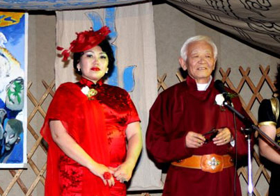 Яруу найрагч Ц. Хулан  П. Бадарч гуайгаар тогложээ